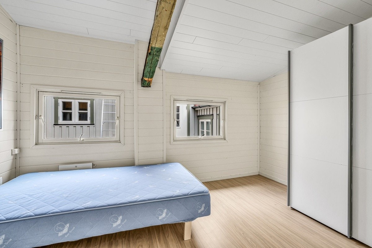 Soverom 1 er romslig med autentiske originale bjelker. Stille med utsikt inn mot bakgården Galleribilde