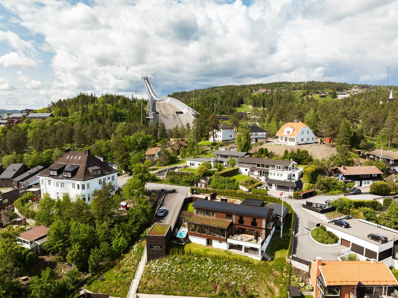 Meget attraktiv beliggenhet i et veletablert og hyggelig boligområde rett ved Holmenkollen nasjonalanlegg. Galleribilde