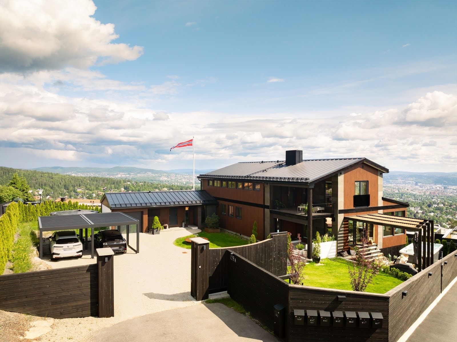 I kjeller er det praktikantdel. Stue/kjøkken med utgang til terrasse, bad og to soverom. Galleribilde