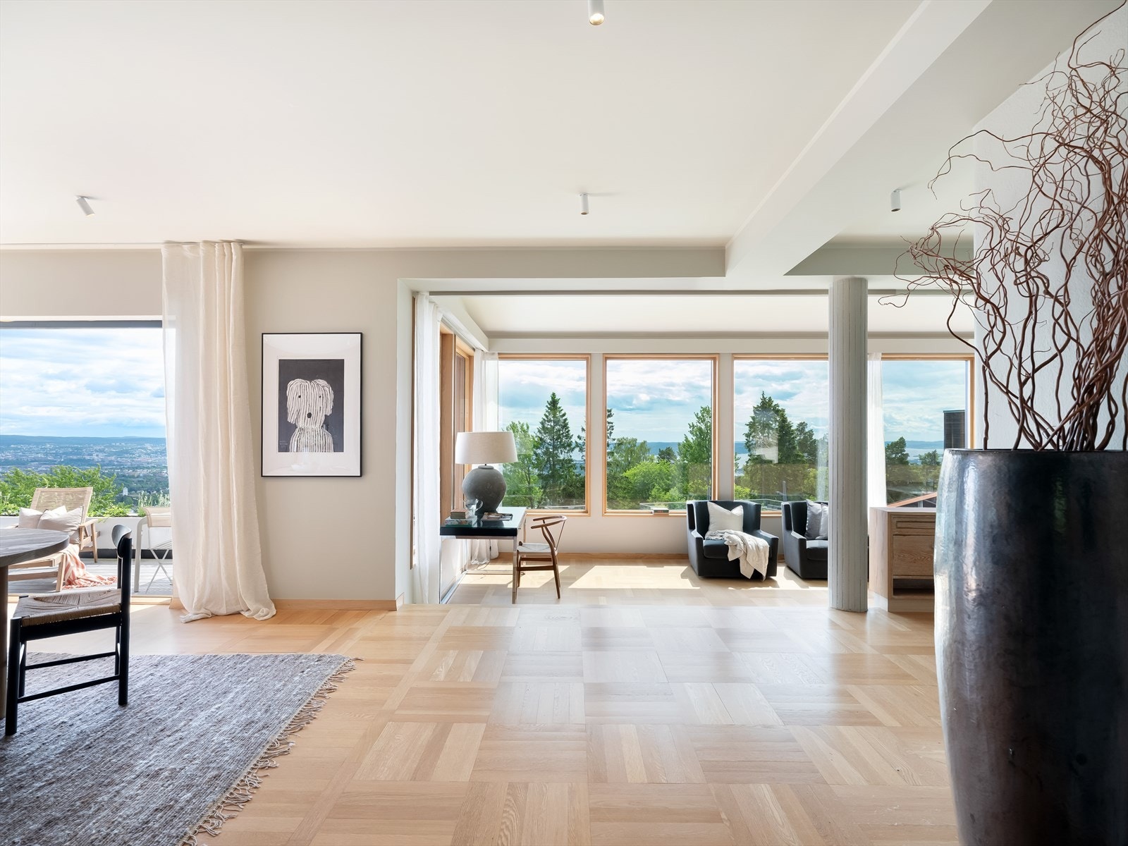 Et vedlikeholdsfritt hus. Luksuriøse materialvalg og vel bevarte kvaliteter som gulv i heltre, lagt i noblemønster. Galleribilde