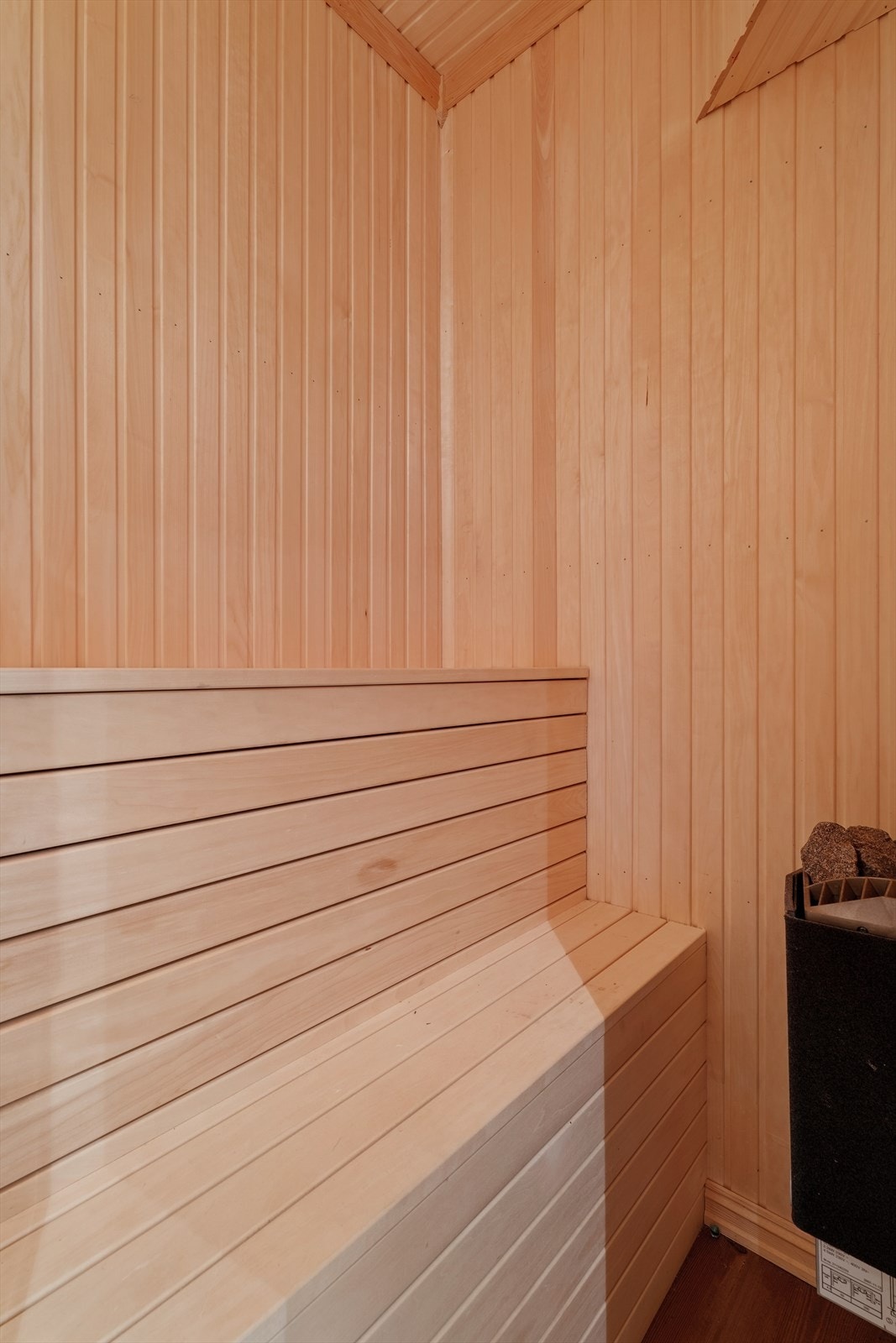 Fra badet er det direkte tilgang til en deilig badstue med plassbygde badstubenker i osp og badstueovn. Galleribilde