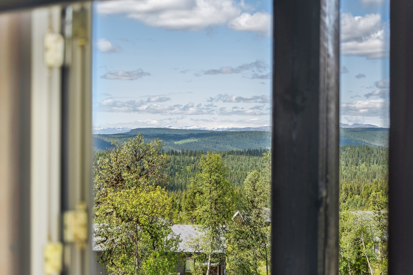 Eiendommen byr på nydelig utsikt mot Jotunheimen.. Galleribilde