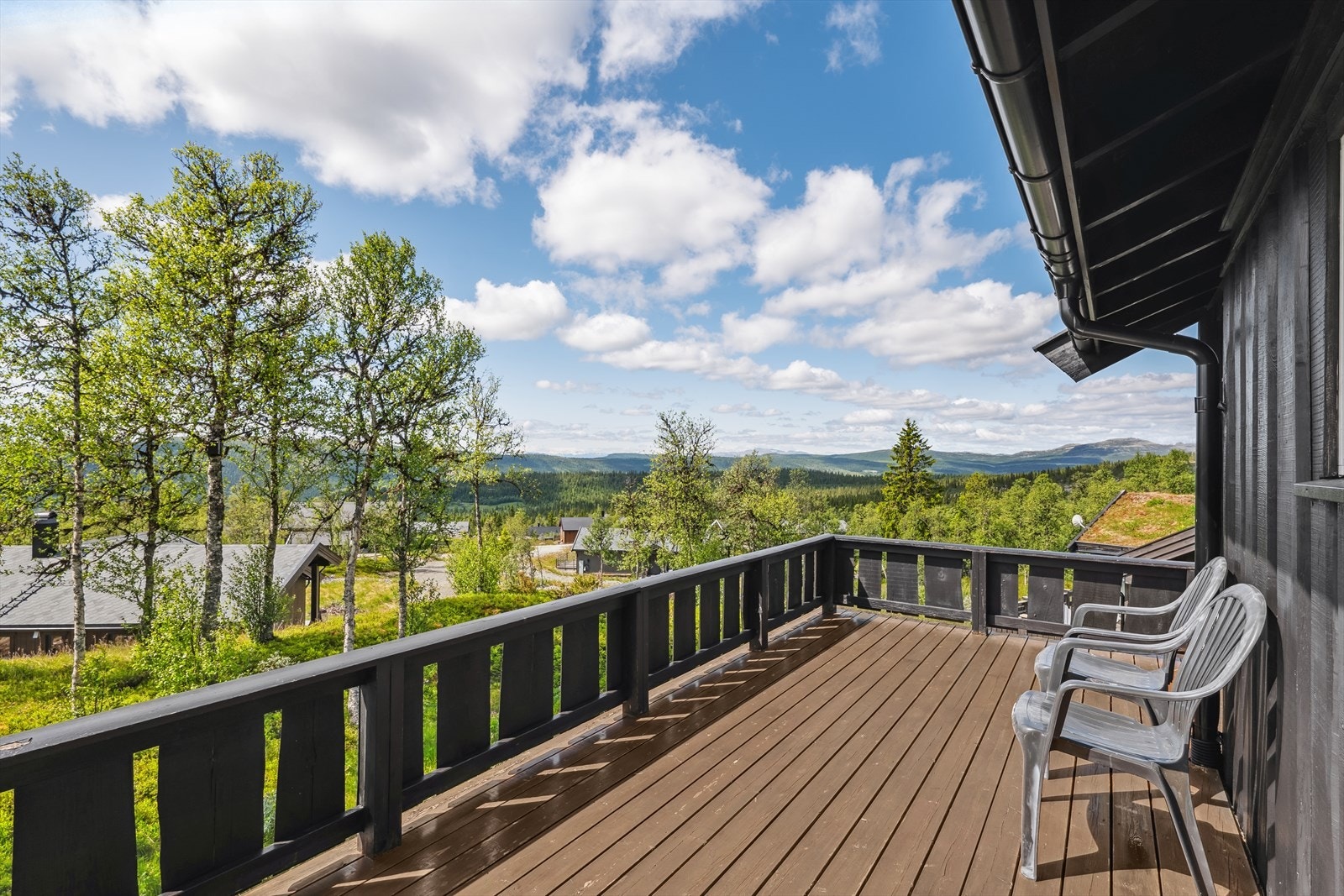 Fra hovedstuen er det utgang til en stor terrasse på ca. 23 kvm, som er delvis overbygd. Galleribilde