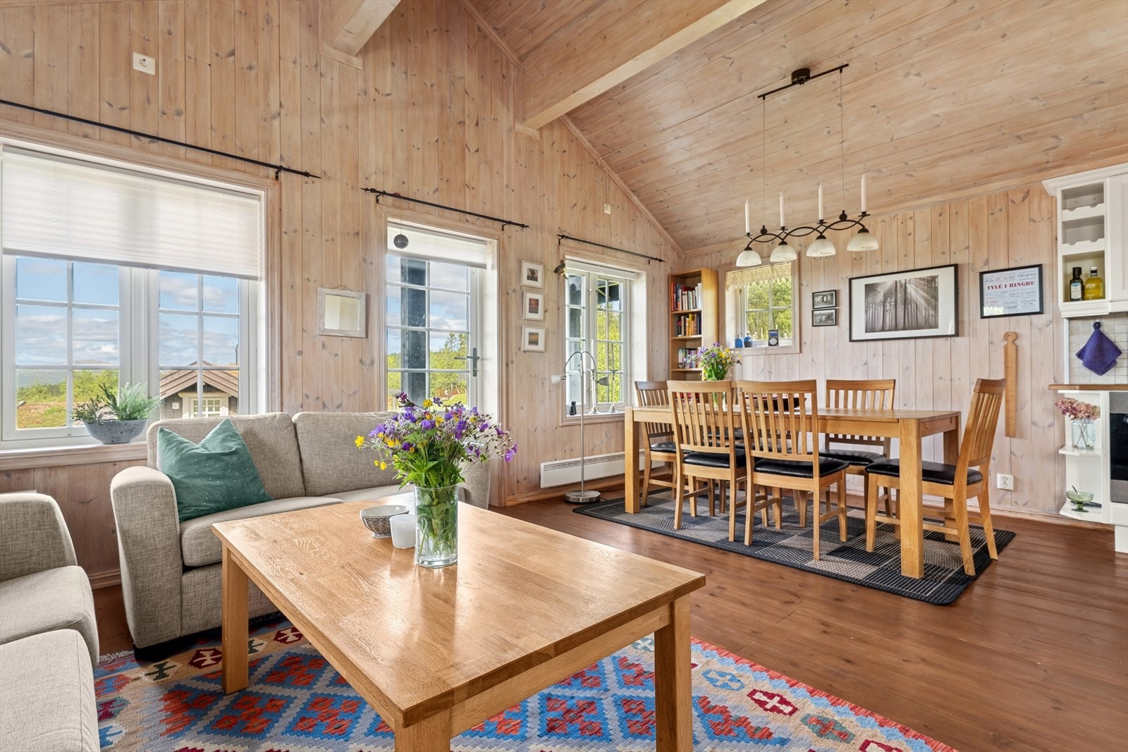 Det er god plass til å innrede etter egen ønske, med en sofagruppe og en spisegruppe. Galleribilde