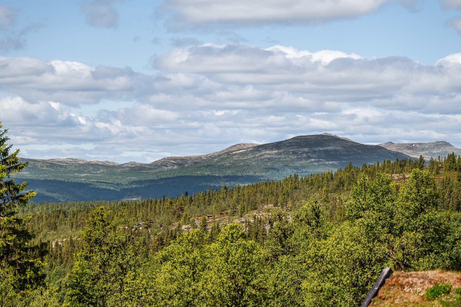 Hytta har en utmerket og solrik beliggenhet i et velutviklet og ettertraktet hyttefelt, med umiddelbar tilgang til både fantastiske turterreng og nydelig utsikt. Galleribilde