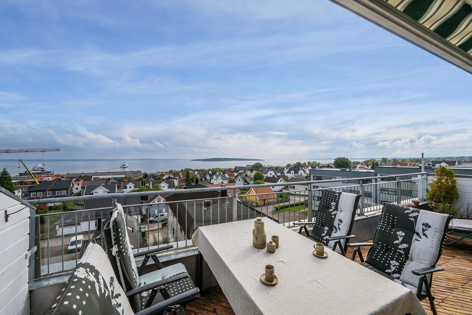 Romslig takterrasse med flott utsikt. Foto: Kristian T. Bollæren Galleribilde