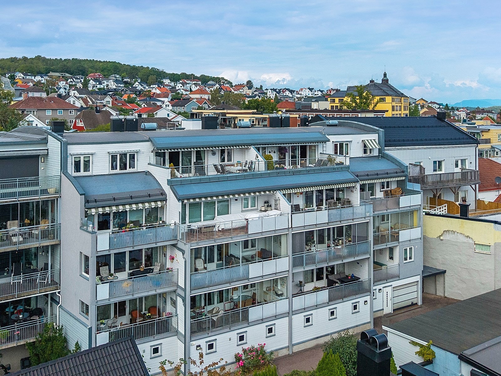 Dronefoto av bygget. Sameiet har nylig skiftet tak og belegg på takterrassen til denne leiligheten. Galleribilde