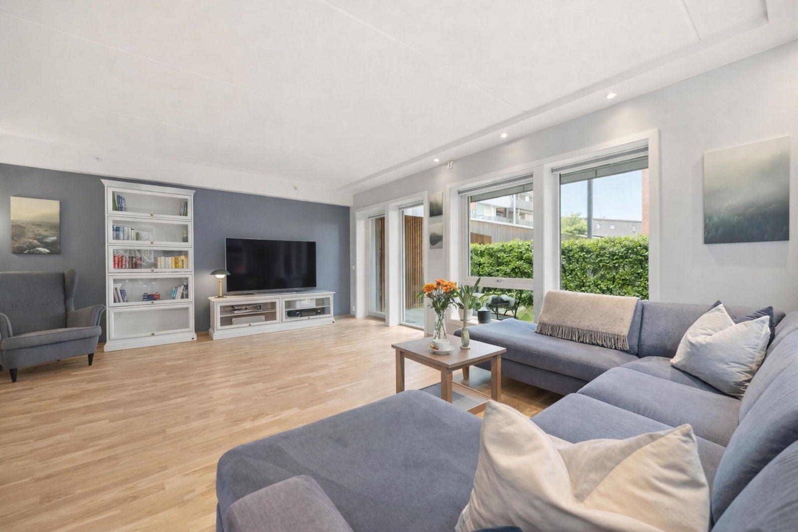 Her er det god plass til sofa, tv-benk m.m. Bildet er kunstig sesongjustert med AI og er kun ment som illustrasjon. Galleribilde
