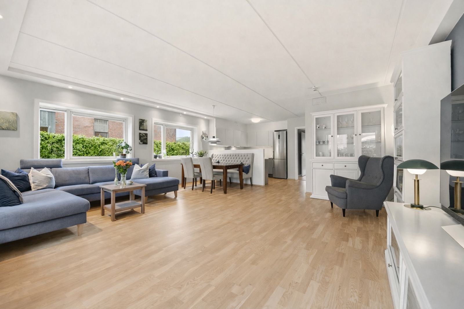 Velkommen til Gjønneshagen 11 presentert av Eiendomsmegler Edvard Chapsang v/EIE eiendomsmegling Bærum!
Foto: Luxe AS (Anders Kjøndal). Bildet er kunstig sesongjustert med AI og er kun ment som illustrasjon. Galleribilde