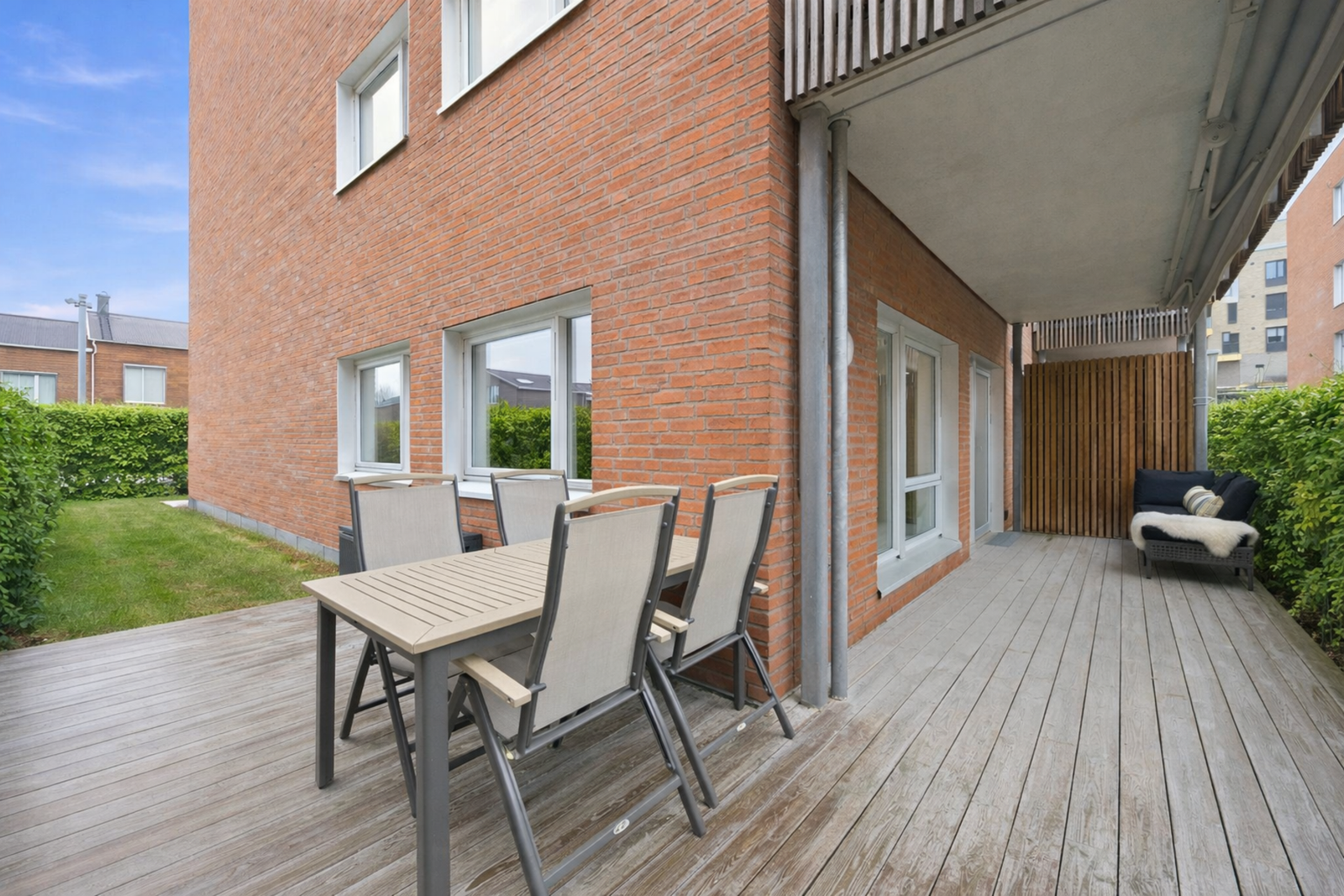 Markterrassen har god plass til sittegrupper, grill, dekorativ beplanting og annet ønsket utemøblement. Bildet er kunstig sesongjustert med AI og er kun ment som illustrasjon. Galleribilde