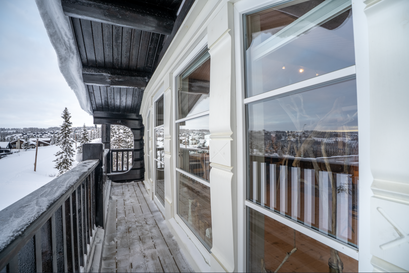 Fra stuen er det utgang til en overbygget, vestvendt veranda på 5 m². Galleribilde