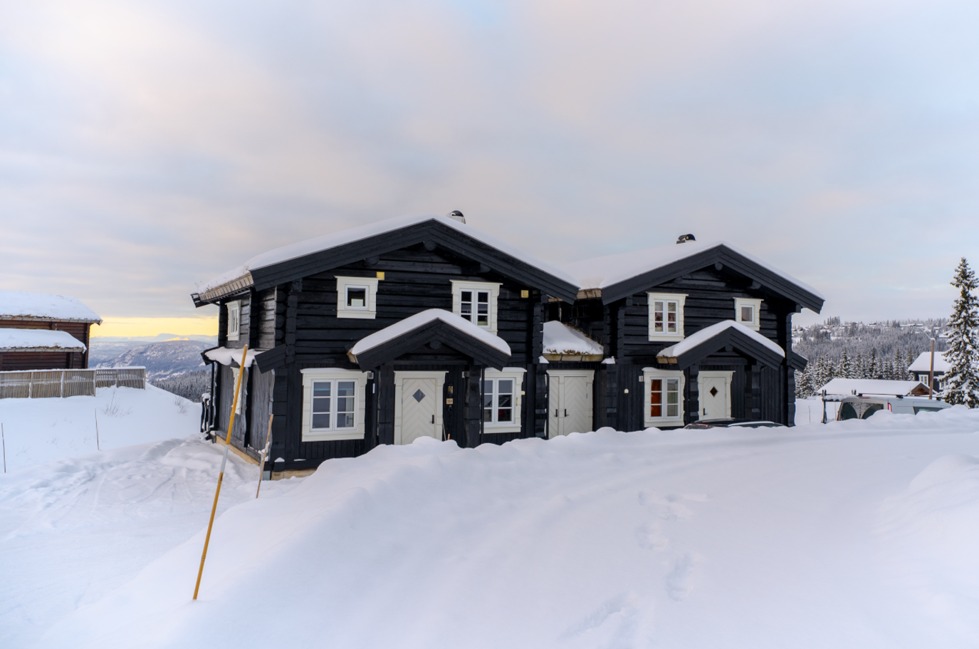 Med langrennsløypa kun 25 meter unna, er dette en ideell base for skiturer i et løypenett på over 1000 km. Galleribilde