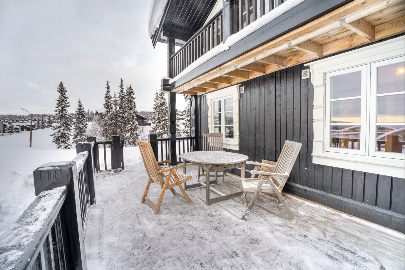 En skjermet og romslig uteplass med god plass til sittegruppe. Galleribilde