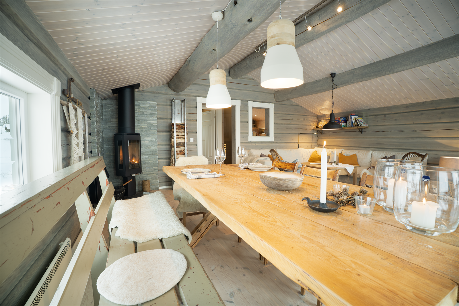 Spisestuen har plass til et langbord for hyggelige måltider med familie og venner. Galleribilde