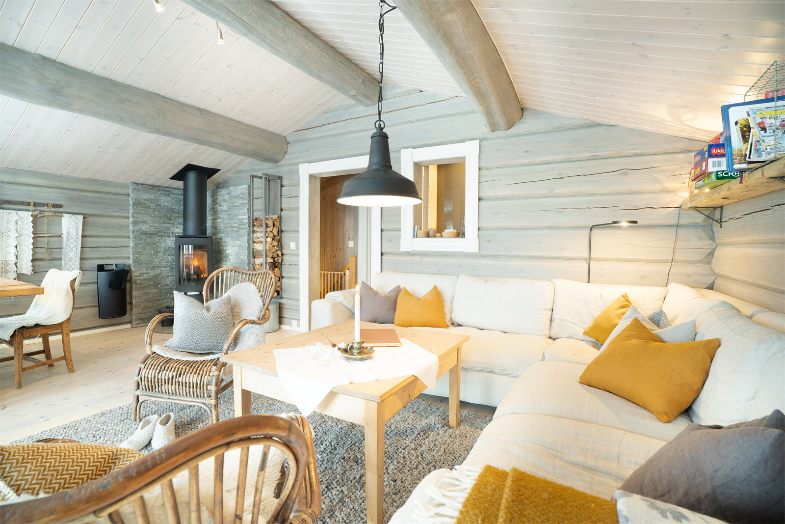 Her er det god plass til en romslig sofagruppe for avslapning etter en lang dag på fjellet. Galleribilde