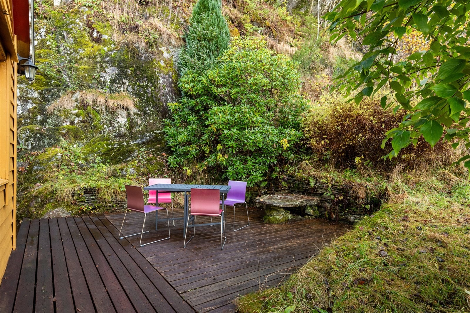 Lun og skjermet terrasse på hyttens bakside Galleribilde