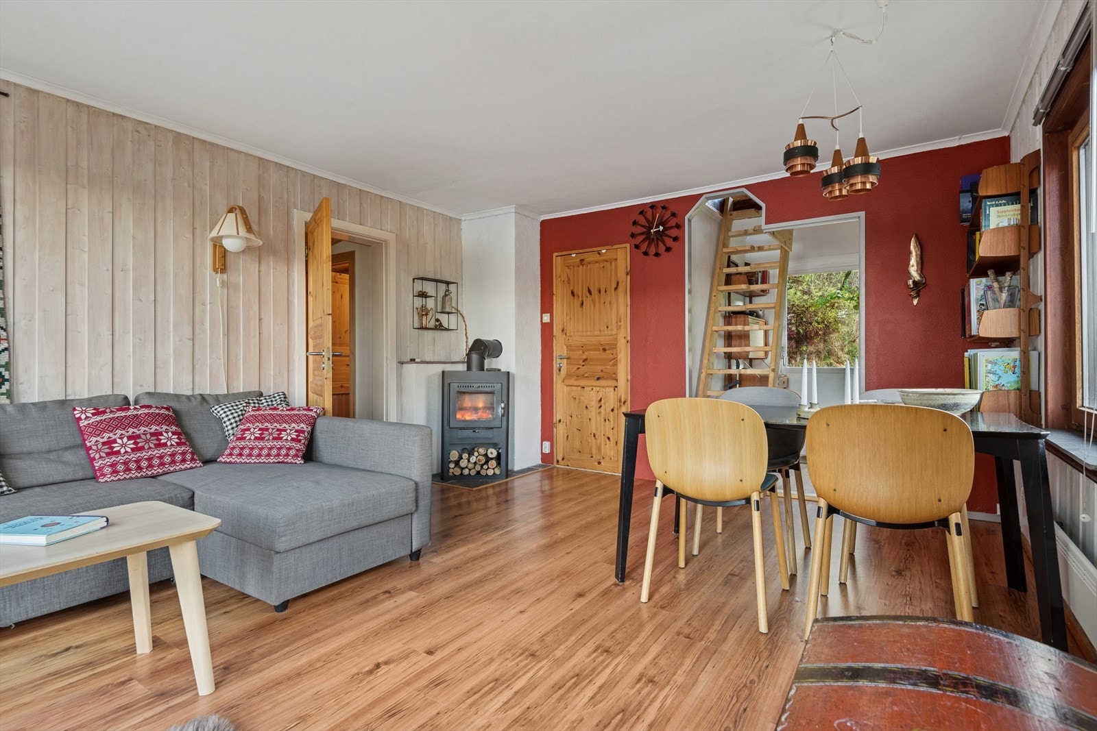 Stue med plass til sofagruppe og spisebord Galleribilde