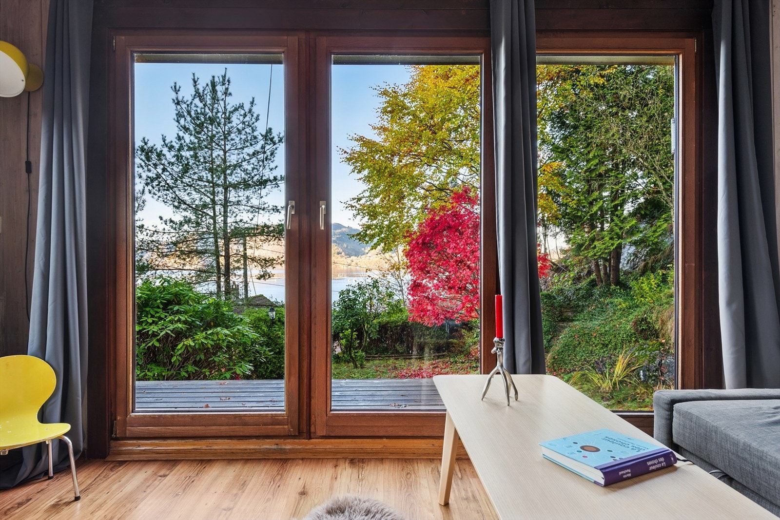 Stue med enkel utgang til vestvendt terrasse Galleribilde