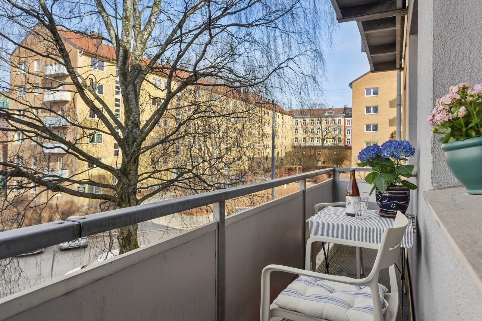Leiligheten har utgang til vestvendt brannbalkong med fint utsyn Galleribilde