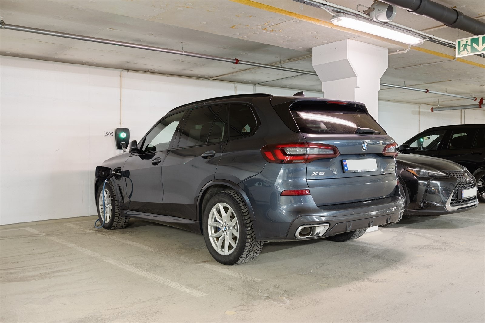 Romslig parkeringsplass i moderne garasjeanlegg med elbillading, ideelt for både elbil og hybridkjøretøy. Eier leier i tillegg en plass til i bygget, ref megler Galleribilde