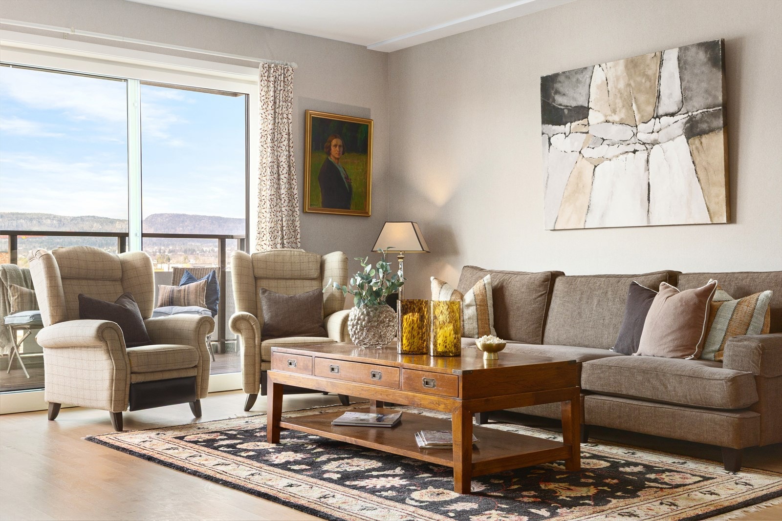 Lys og romslig stue med store vinduer. Galleribilde