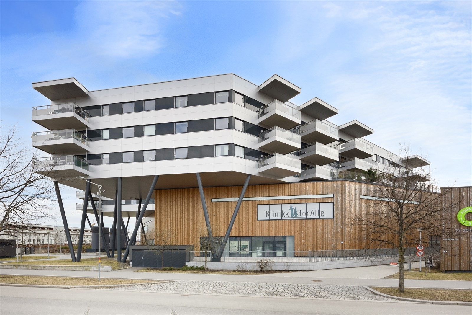 Velkommen til Fornebu Panorama, moderne leilighetsbygg med unik arkitektur, sentralt beliggende nær fasiliteter. Stilig design med romslige balkonger og flott utsikt. Galleribilde