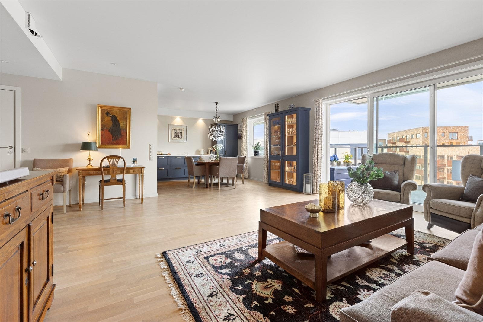 Lys og romslig leilighet med store vindusflater og balkong. Galleribilde