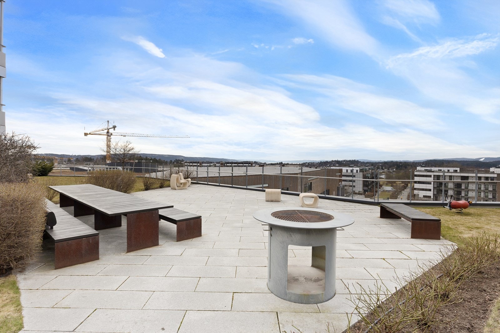 Stor felles takterrasse med moderne møblering og grillplass. Fantastisk utsikt over byen og nærliggende områder. Galleribilde