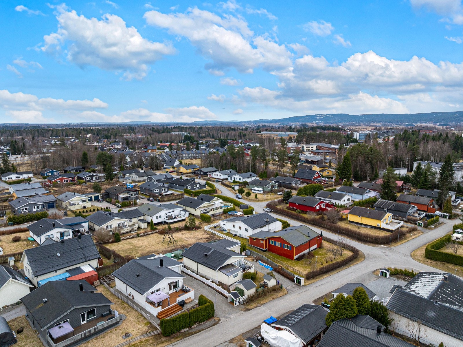 Området består hovedsakelig av eneboliger og er et etablert og rolig boligfelt. Galleribilde