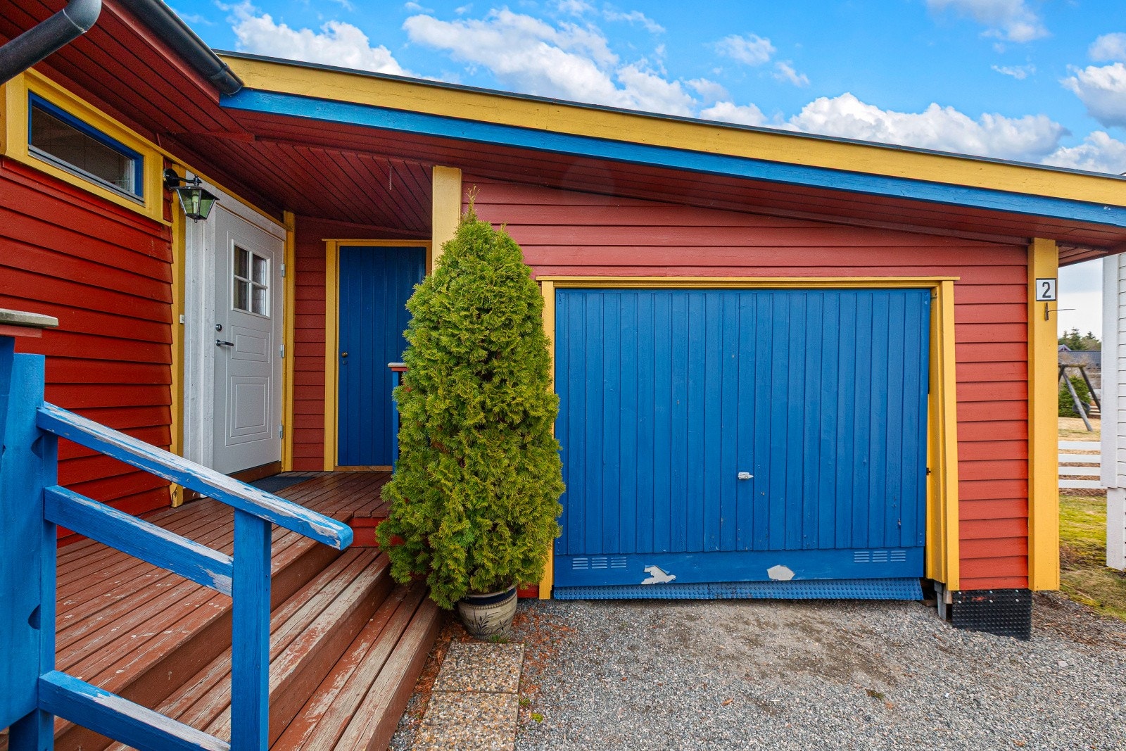 Frittstående garasje på 21 m² med vippeport, samt en utvendig sportsbod på 8 m². Galleribilde