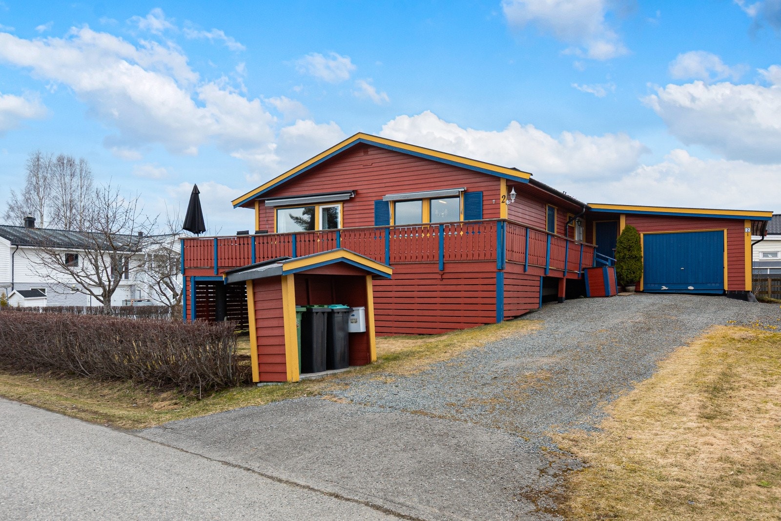 Velkommen til denne praktiske eneboligen over ett plan, med en stor terrasse og garasje. Galleribilde