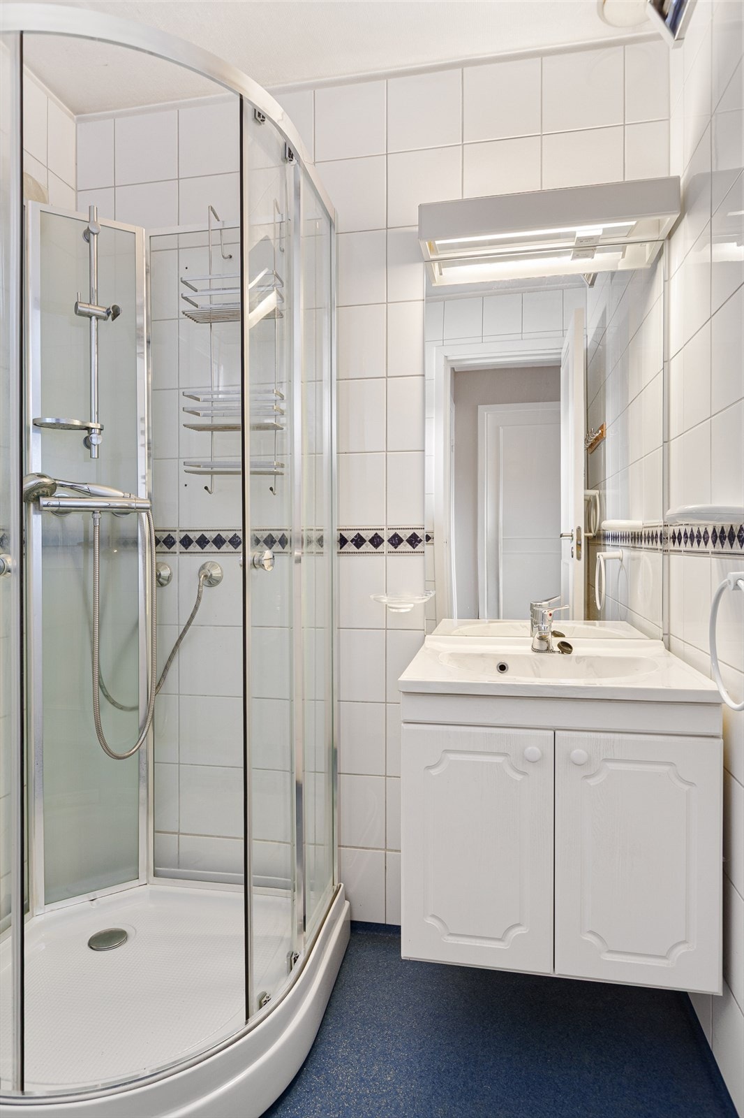 Det ble lagt nytt gulvbelegg i 1999, men badet trenger oppgardering. Galleribilde