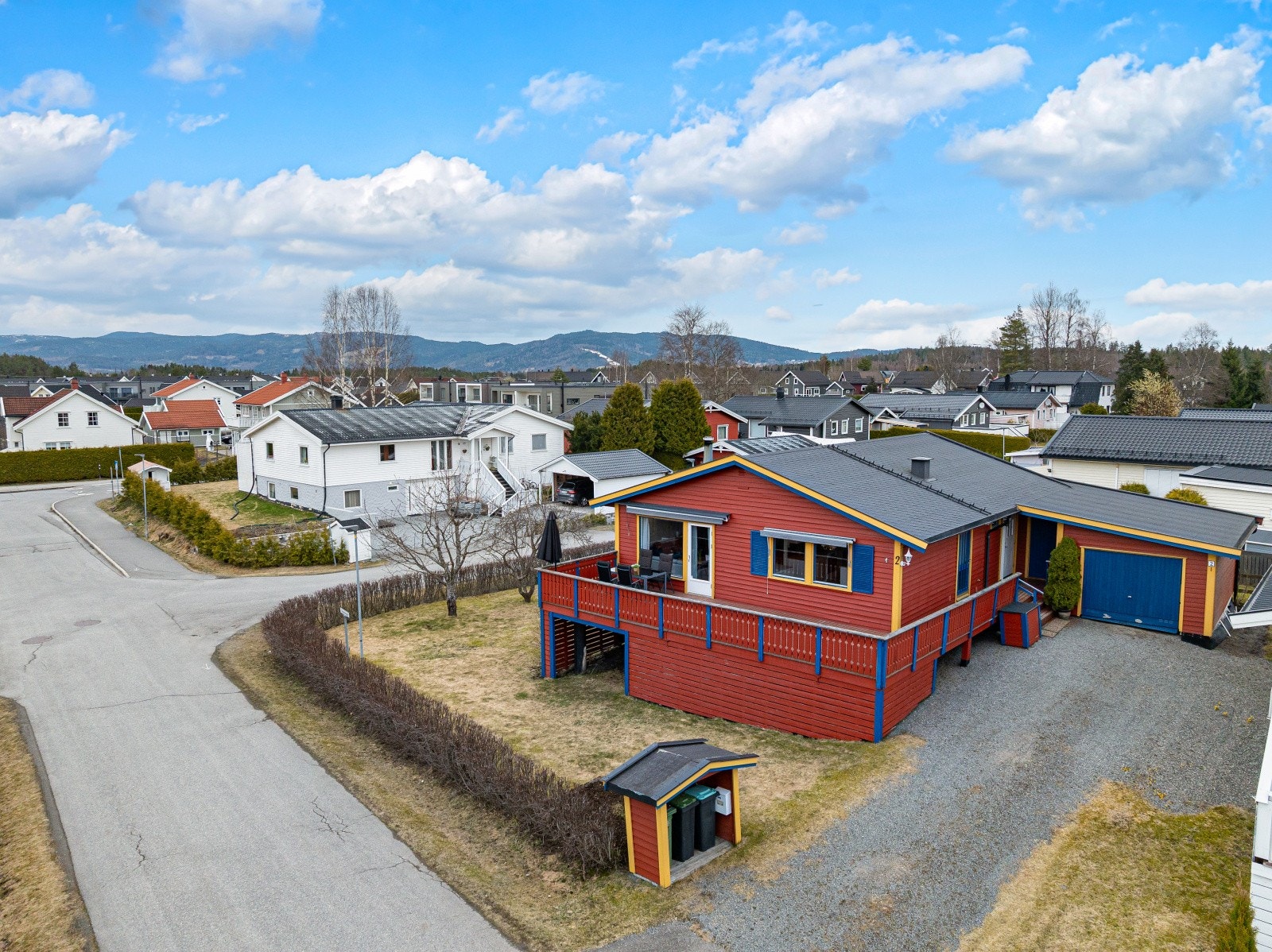 Eiendommen ligger på en flat hjørnetomt, opparbeidet med plen og hekk. Taket ble tekket med pappshingel i år 2000. Galleribilde