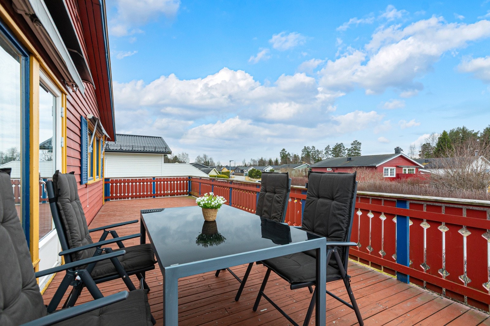 Terrassen er en fin forlengelse av boligen, med rikelig plass til både sittegruppe, lounge og grill. Galleribilde