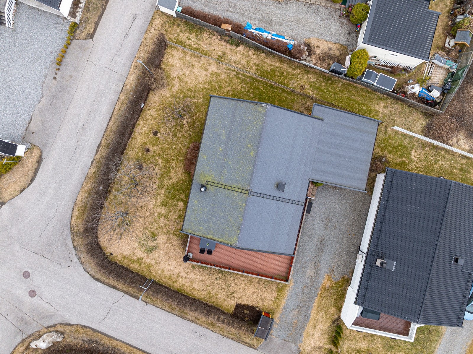 Beliggenheten er barnevennlig med kort vei til Preståsen skole (1-10. trinn), flere barnehager og dagligvarebutikker. Galleribilde