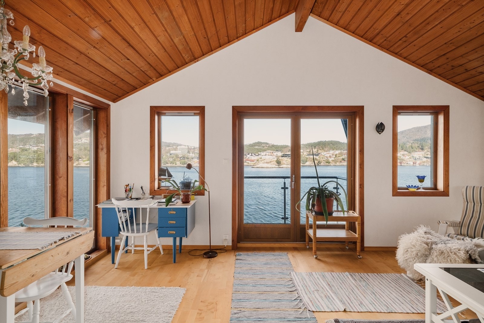 Leiligheten har egen utgang til en balkong på 2 m². Galleribilde