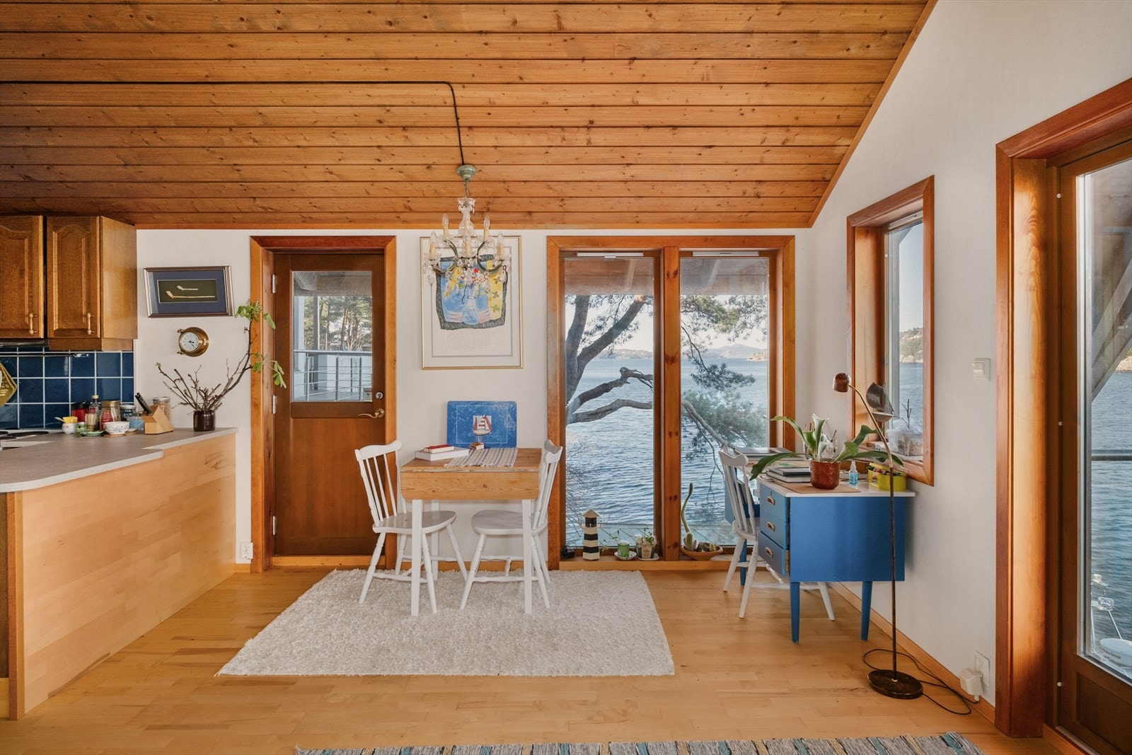 Stue/kjøkken i leiligheten utgjør totalt 27,4 m². Galleribilde