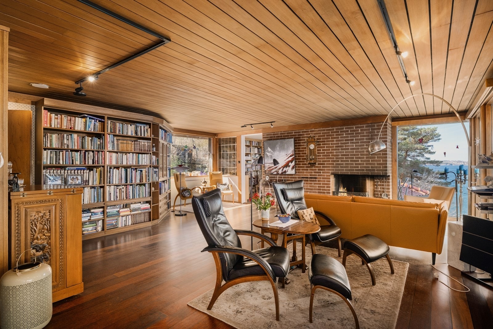 Stuen er organisert i flere soner, med bibliotek og peisestue. Galleribilde