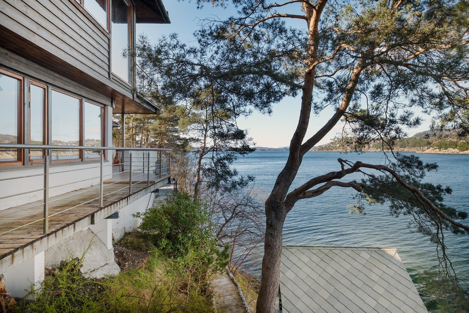 Utvendige trapper og plattinger i betong og tre binder de ulike nivåene sammen. Galleribilde