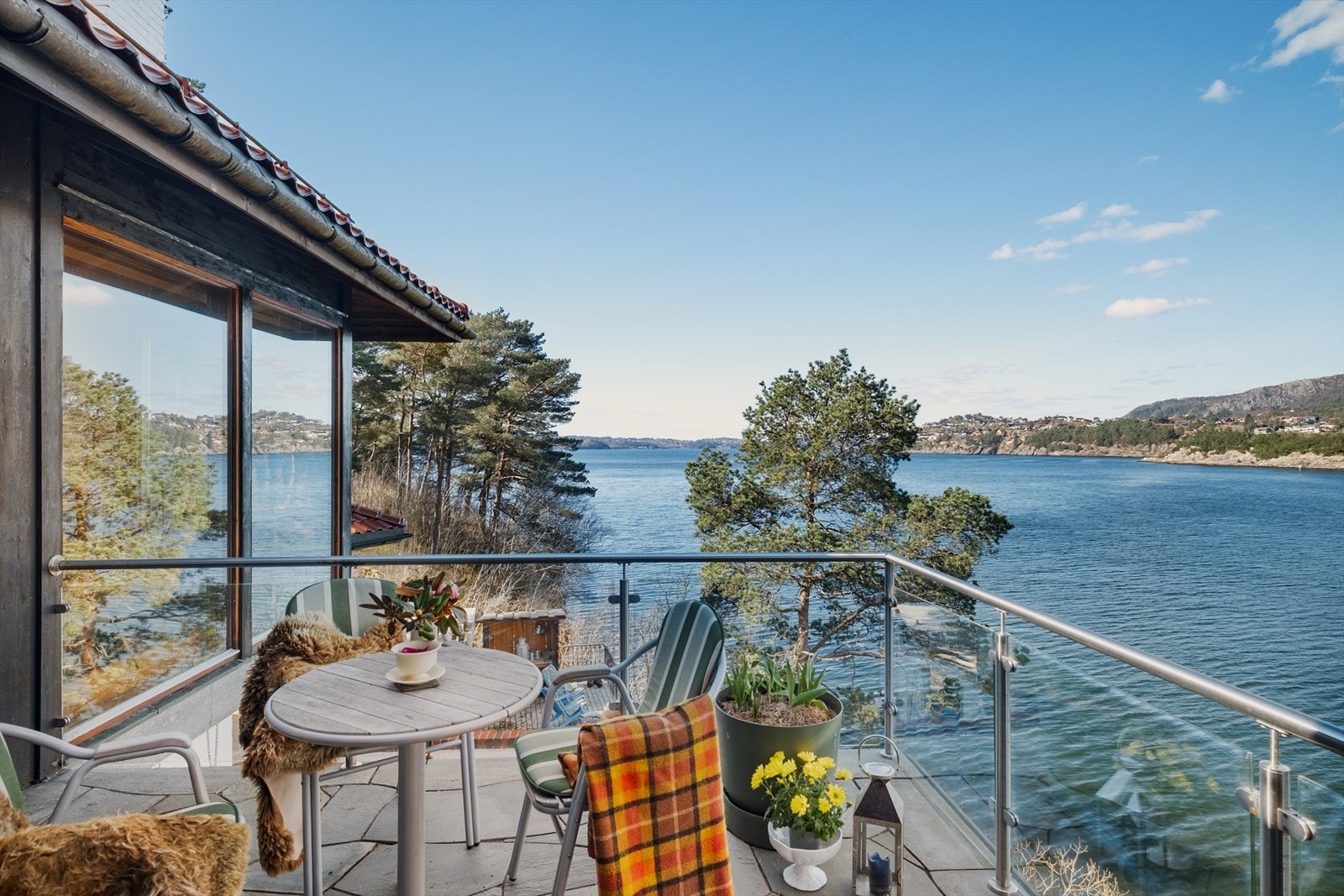 Fra stuen er det utgang til en flislagt balkong på 10 m², hvor nærheten til sjøen er en del av hverdagen. Her kan man nyte solen til den går ned i havet. Galleribilde
