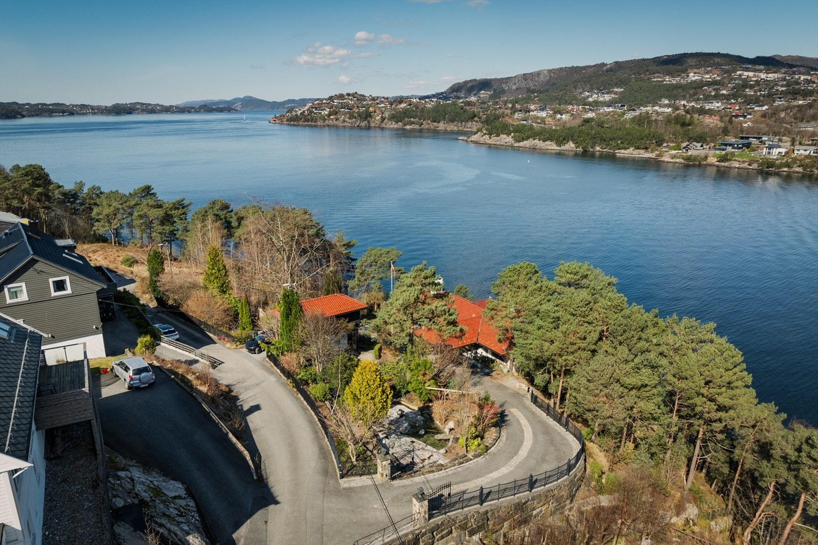 Egen snuplass og parkering på tomten, i tillegg til garasje. Galleribilde