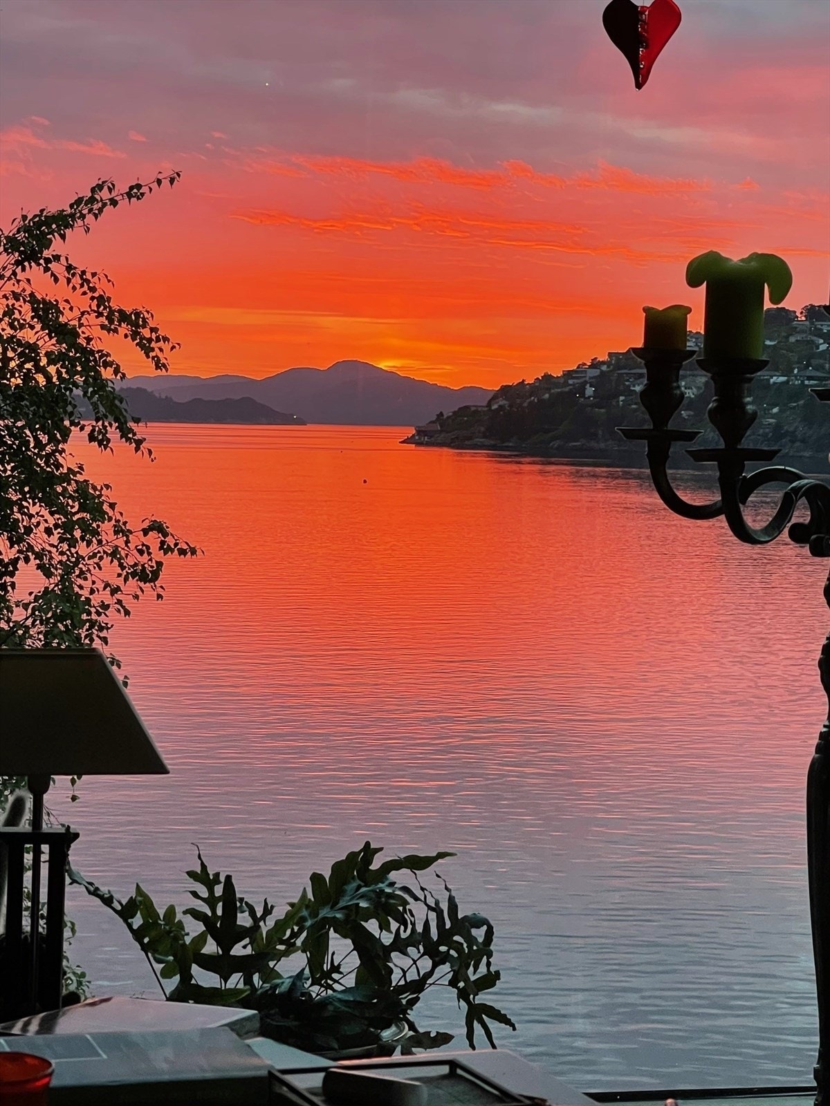 Fra boligen kan du nyte fantastiske solnedganger og stemningsfulle kvelder. Selgers foto. Galleribilde