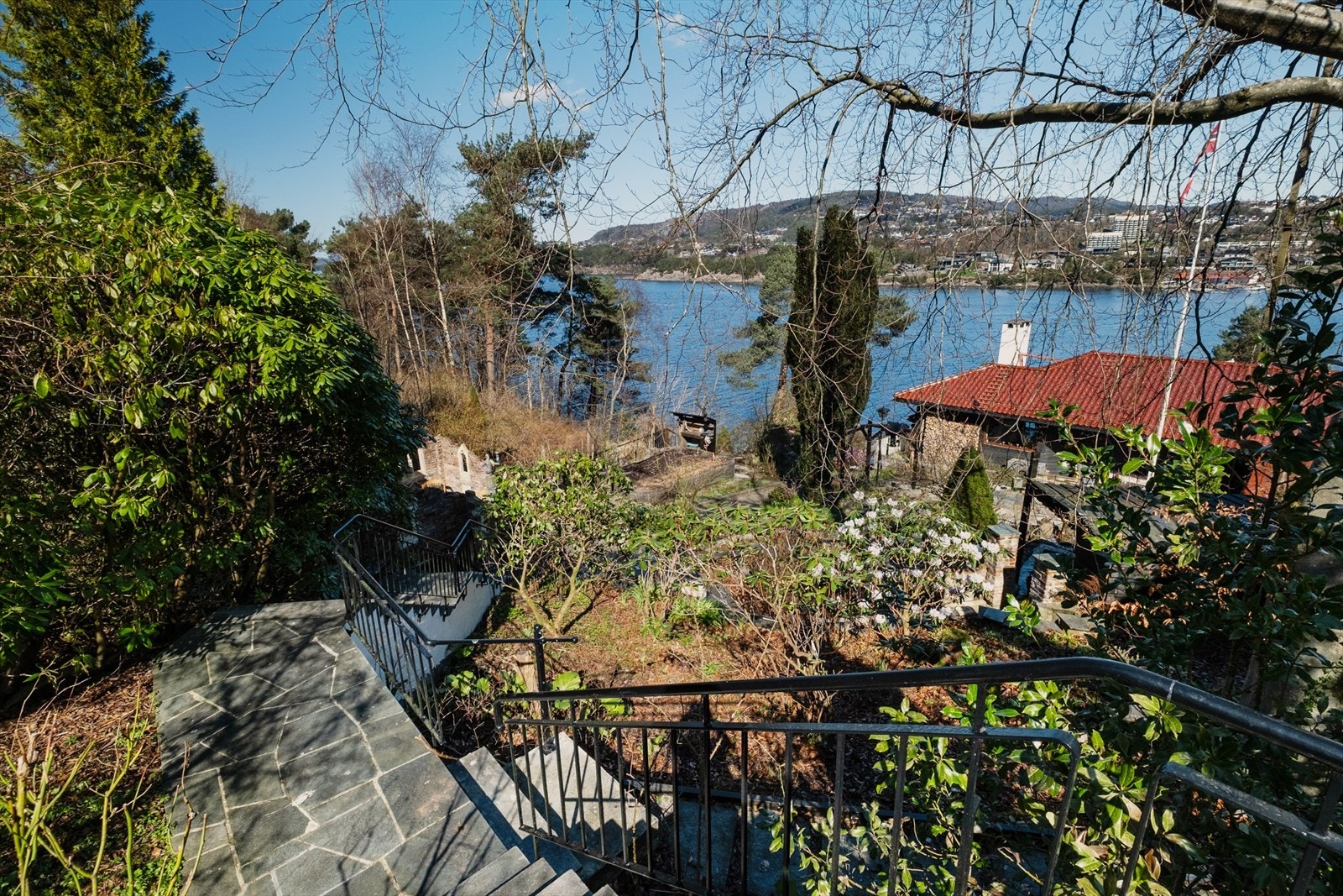Trapper i skifer og stein leder deg gjennom de ulike nivåene i det skrånende terrenget. Galleribilde