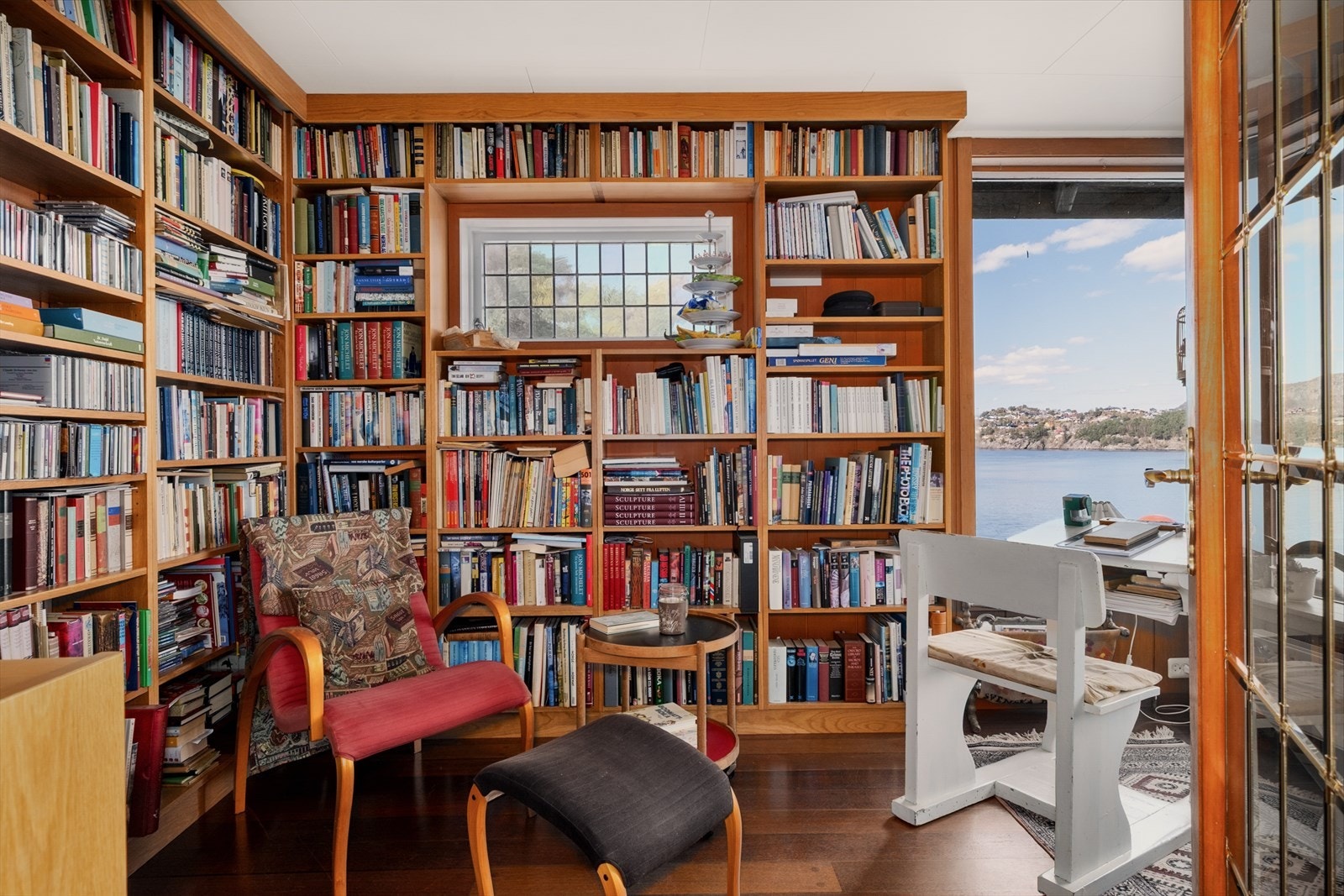 Biblioteket på 10,5 m² er et lunt rom for ro og fordypning, med plassbygde hyller. Galleribilde