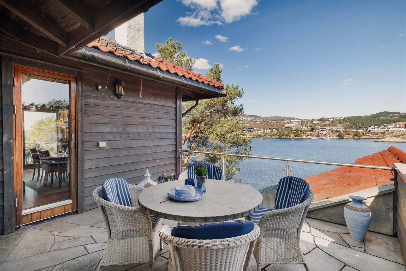 Balkongen har god plass til en sittegruppe for å nyte utsikten over fjorden. Galleribilde