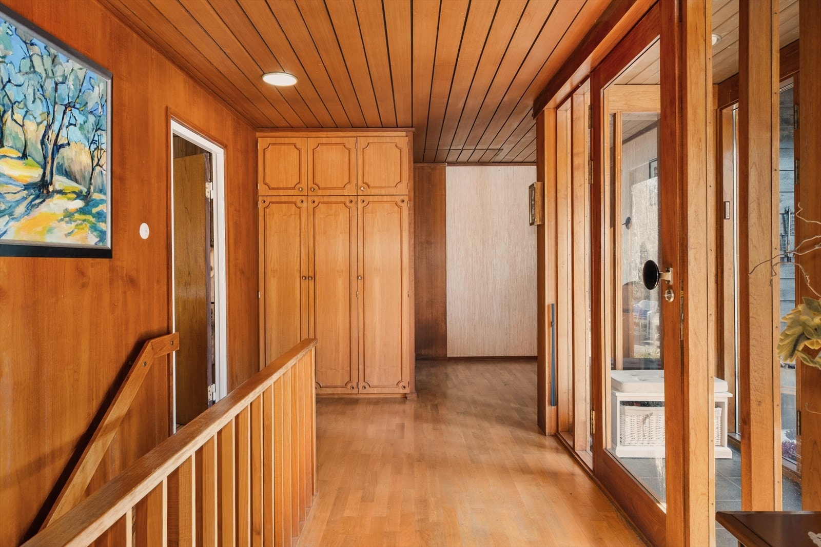 Rikelig med garderobeplass i hallen. Hovedetasjen har et samlet areal på 187 m². Galleribilde
