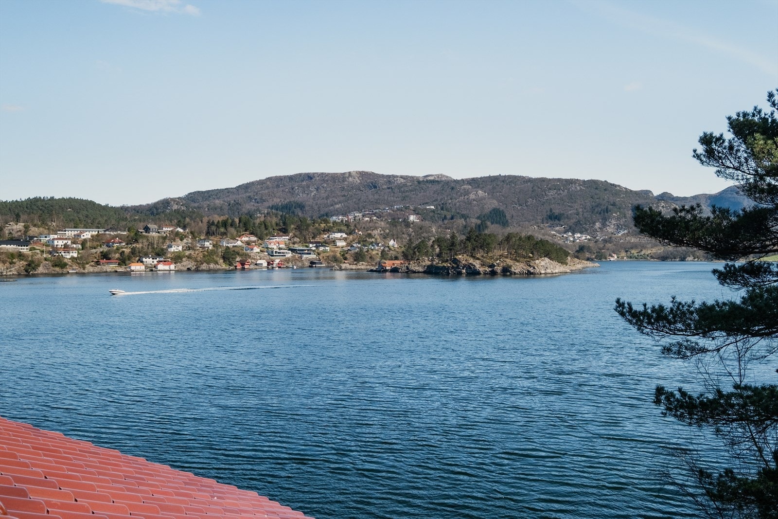 Utsikt over Eidsvågen med Åsane i det fjerne. Byfjellene er heller ikke langt unna. Galleribilde