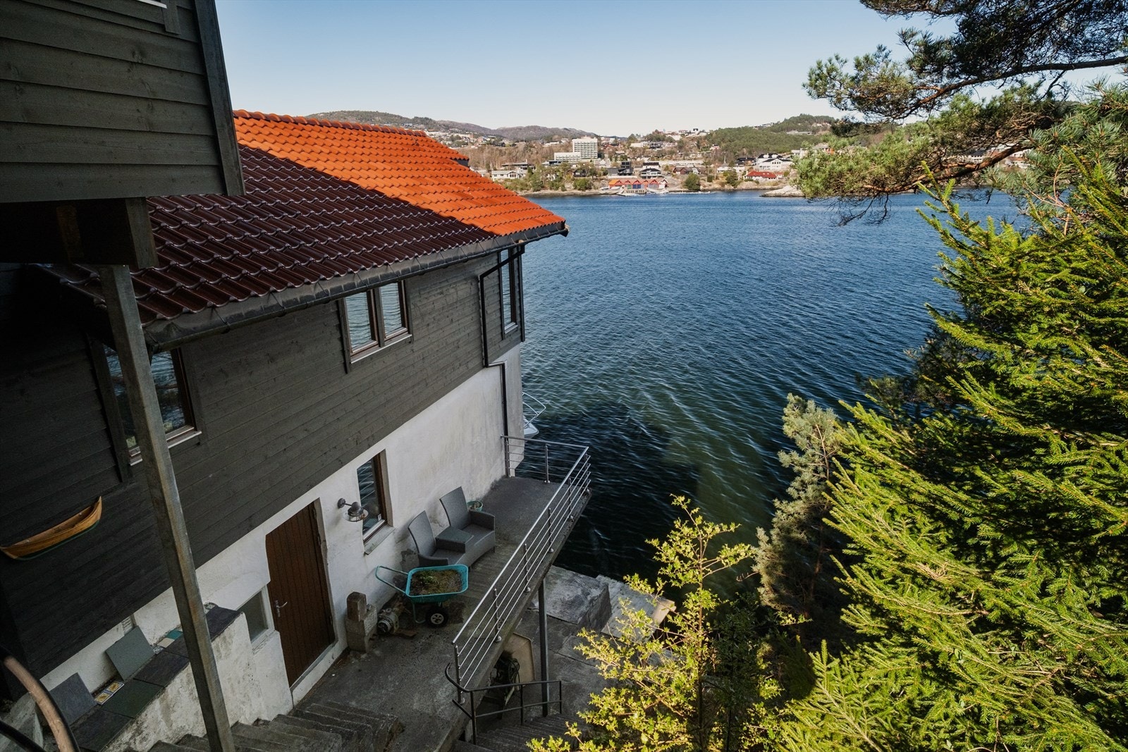 Her går det trapp ned til kaien, hvor det er badetrapp og en liten kai som egner seg til f.eks.å sette ut kajakk. Galleribilde