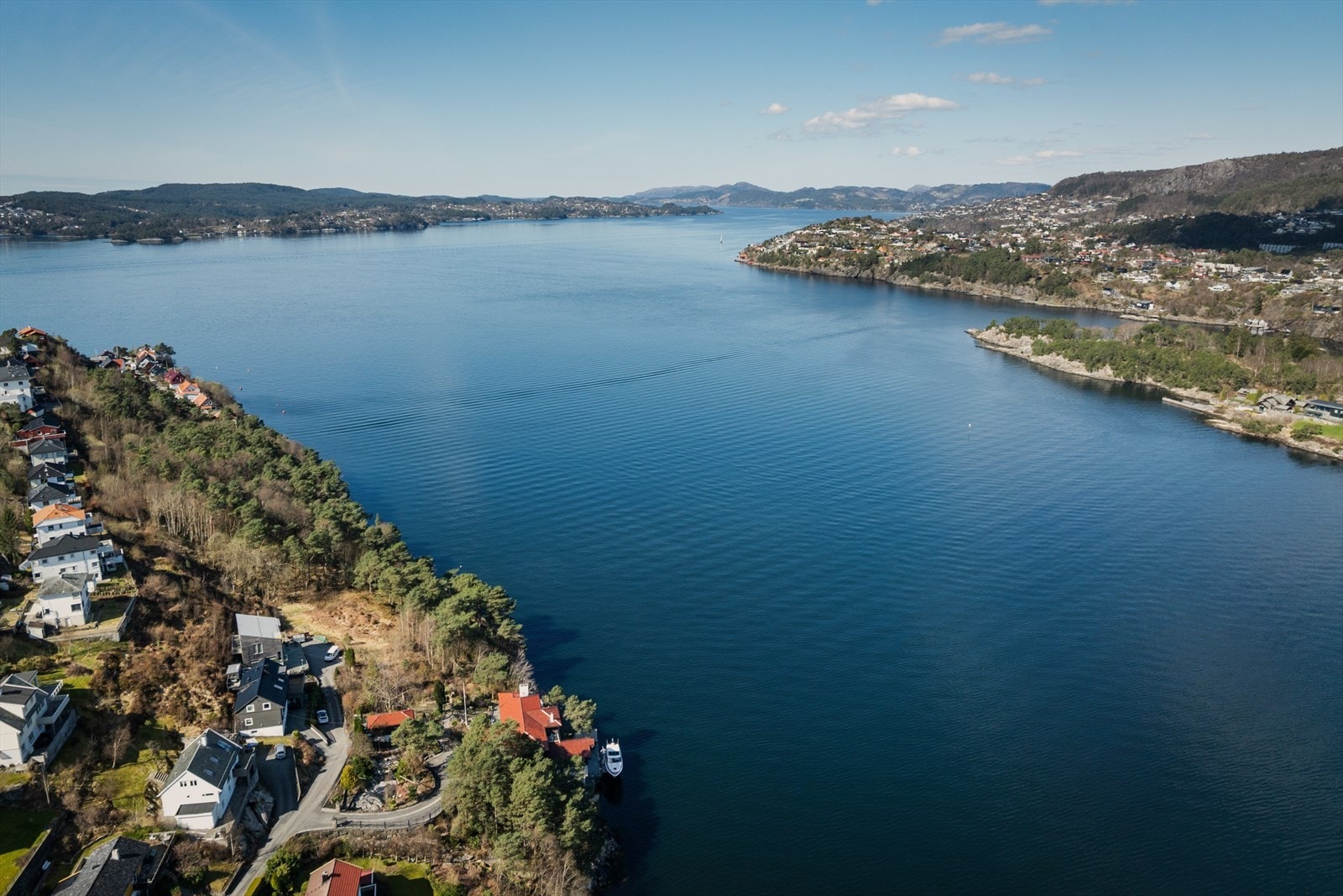 Beliggenheten gir en sjelden kombinasjon av landlig ro og nærhet til sentrum, kun 10-15 minutter unna. Hele området rundt eiendommen blir ikke bebygget. Galleribilde