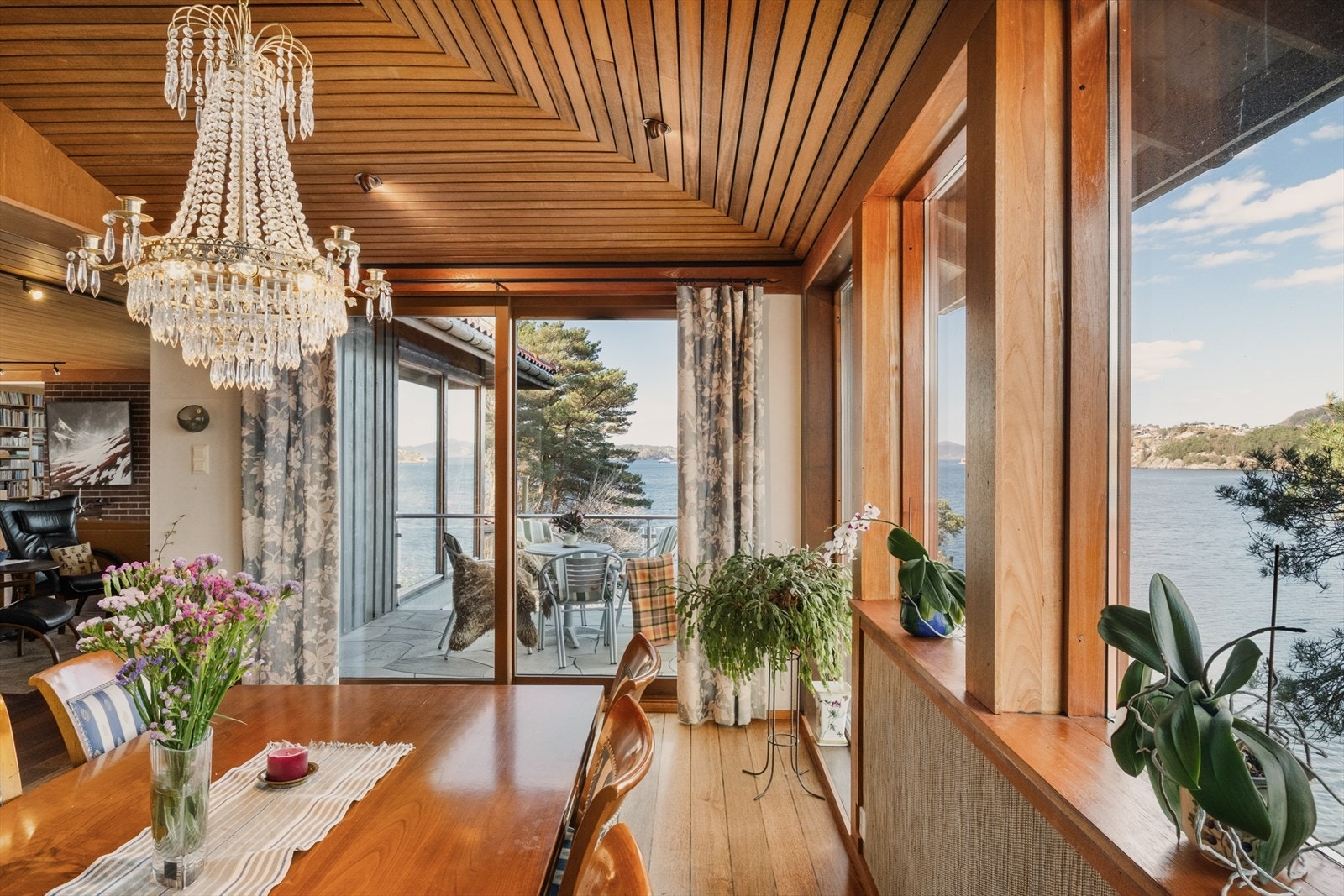 Skyvedør fra spisestuen, der man også åpner opp mot balkongen og sjøluften. Galleribilde